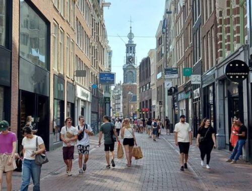 Een afbeelding van de kalverstraat in Amsterdam. Het gewone leven wordt steeds duurder